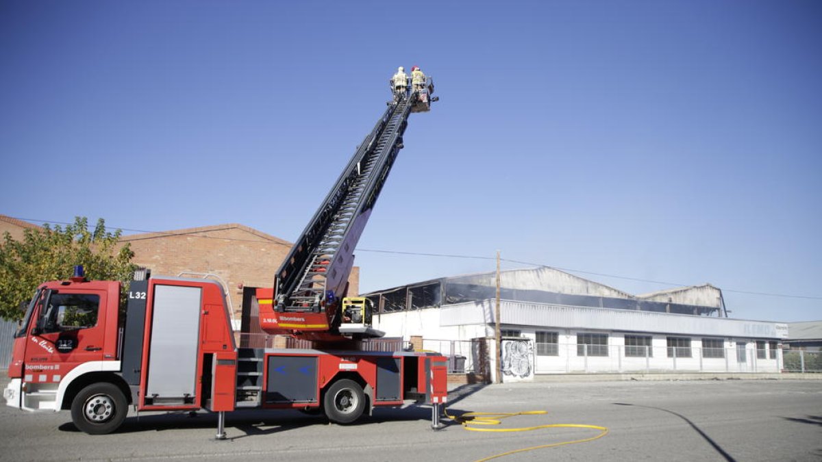 Un incendi calcina una nau industrial en el polígon El Segre
