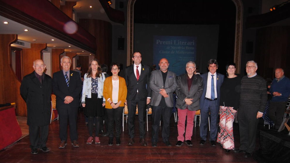 Los ganadores del premio y el accésit, ayer en L’Amistat con el jurado del certamen y el alcalde.