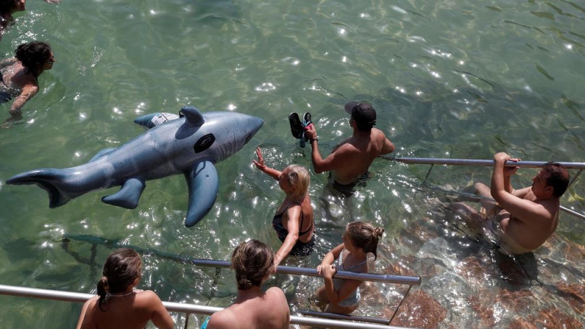 Alerten del perill que els nens es banyin amb figures inflables al mar