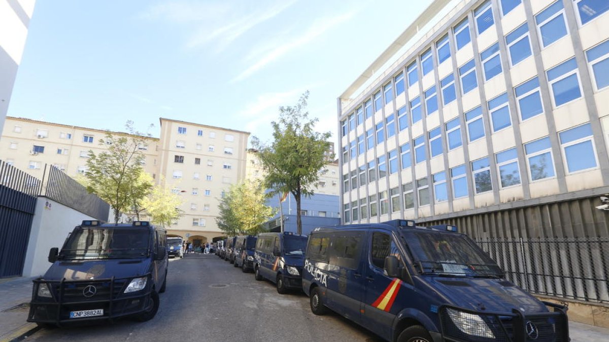 Imagen de archivo de furgones de la Policía junto al Lestonnac.