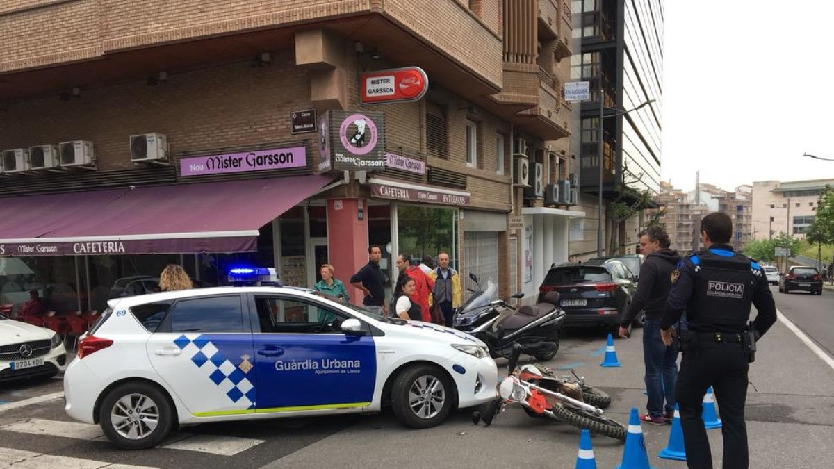 Agentes de la Urbana, con el ciclomotor en el lugar donde se produjo el accidente.