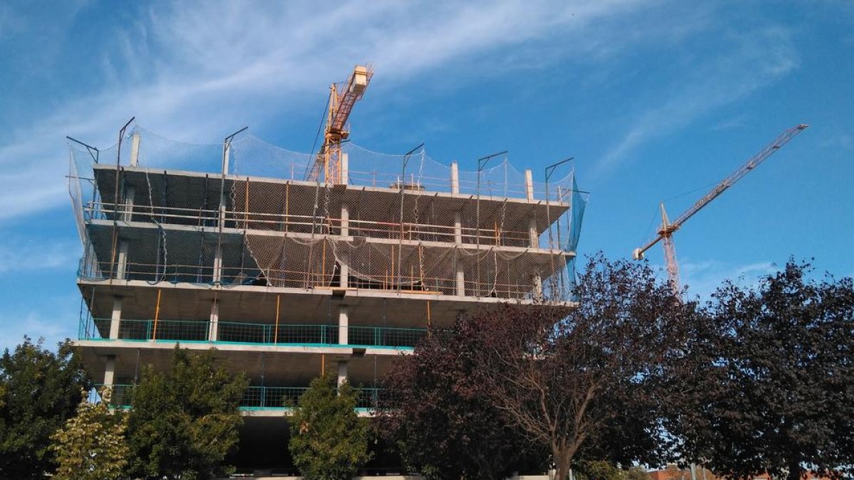 Una de les promocions en construcció actualment a la ciutat i, al costat, la grua d’una altra.