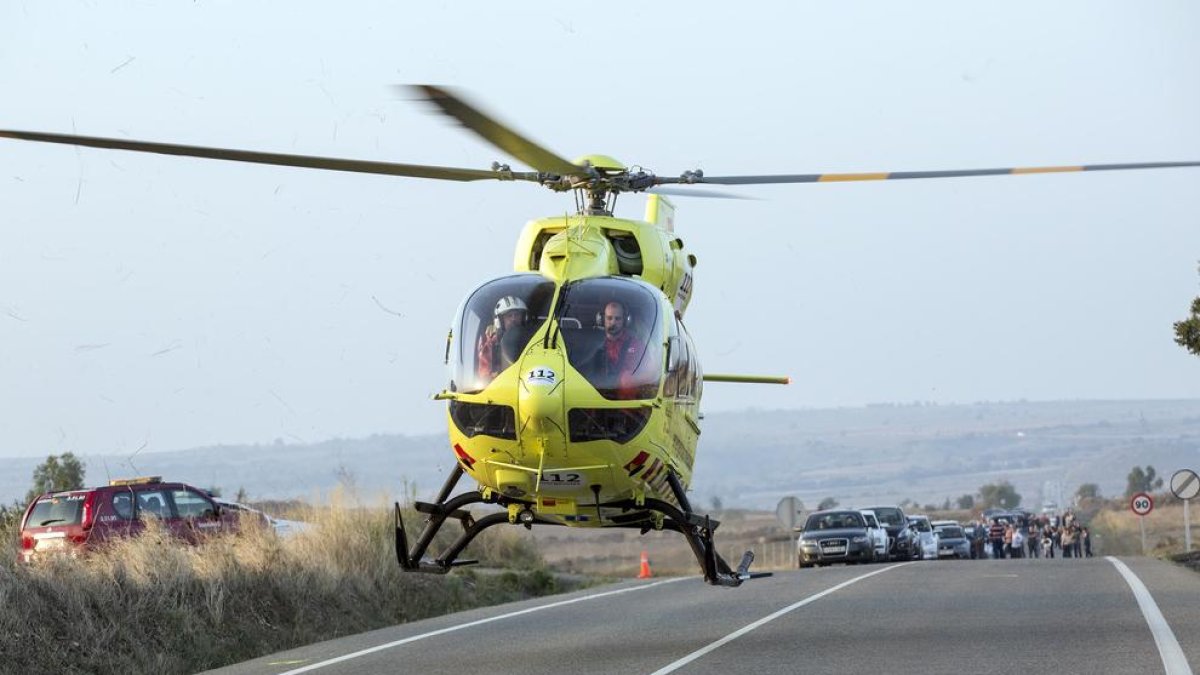 Momento en el que el helicóptero del SEM evacuó al motorista herido crítico.