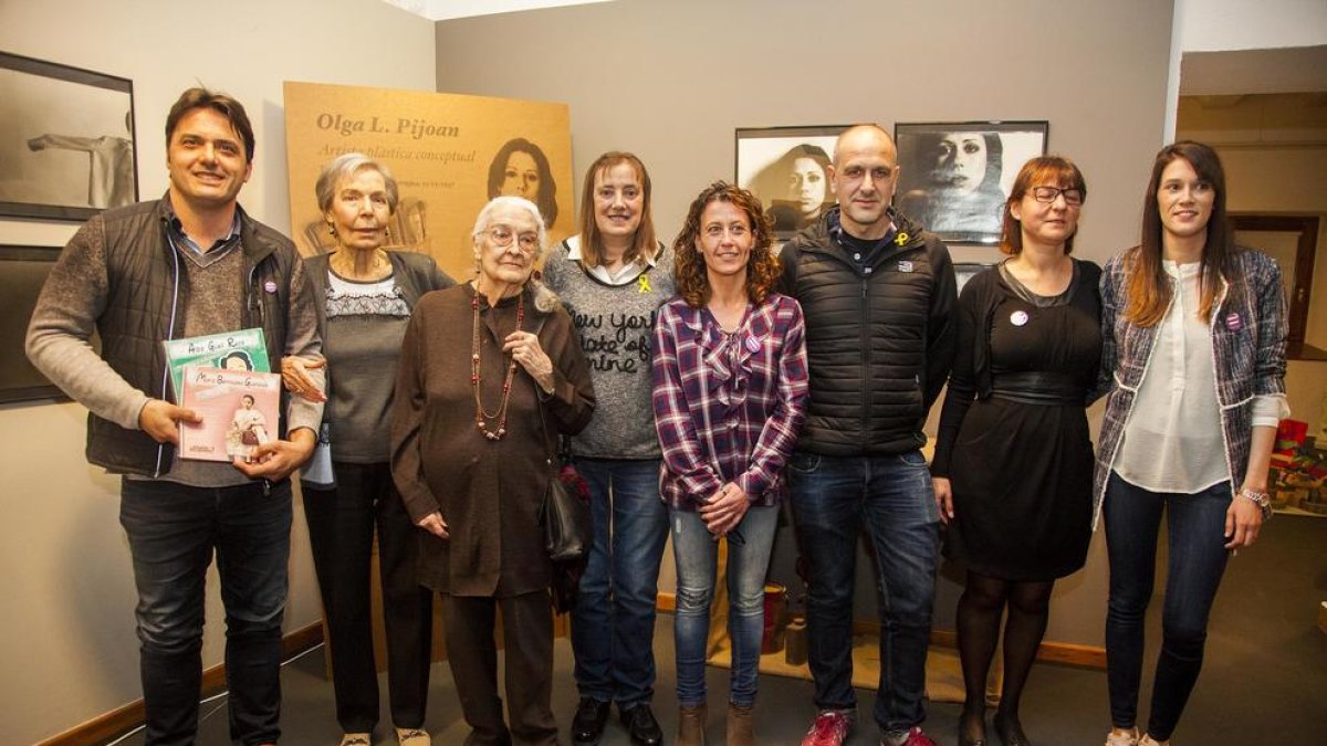 Pilarín Minguell i Josefina Vidal (segona i tercera per l’esquerra), amb les autoritats i les tècniques.
