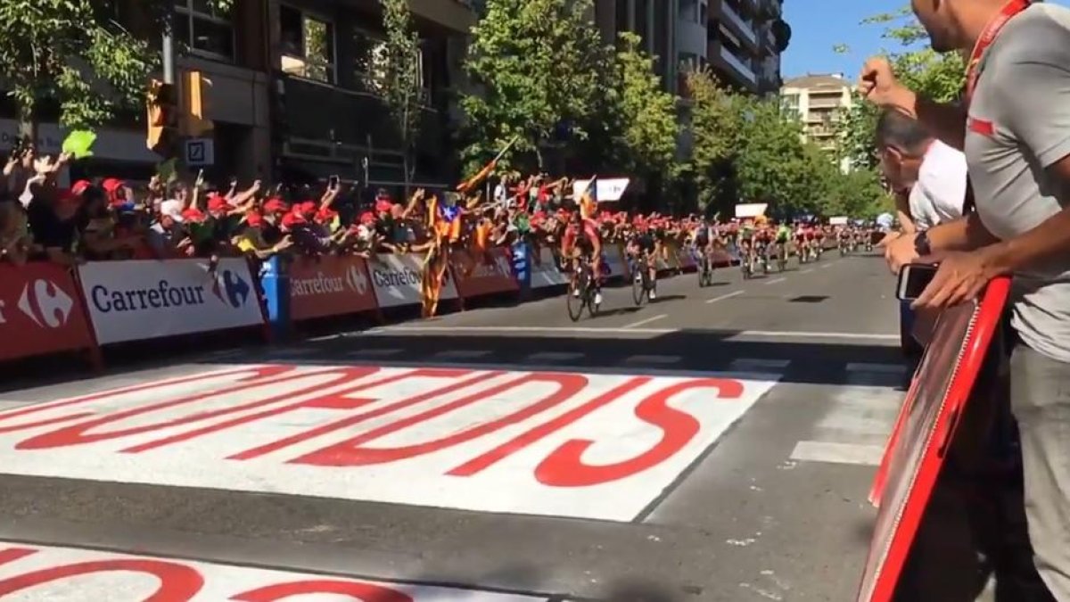 El belga Wallays sorprèn els esprinters a la meta de Lleida
