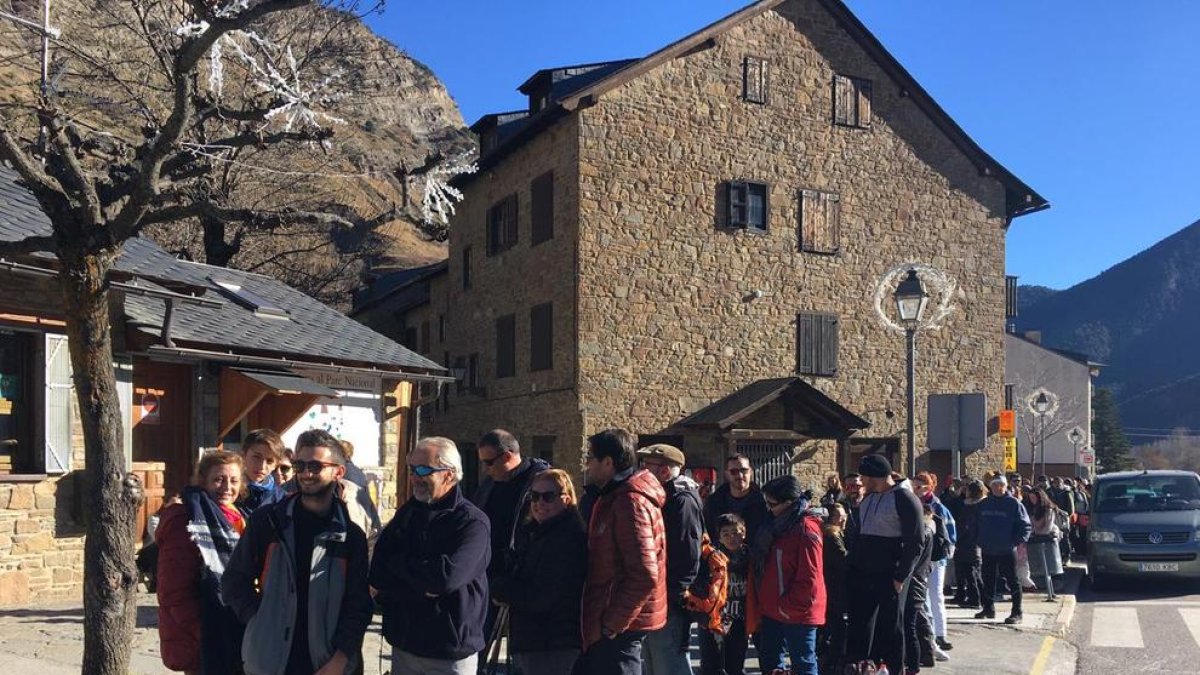 Una llarga cua de turistes esperava ahir per agafar un taxi a Aigüestortes a Espot.