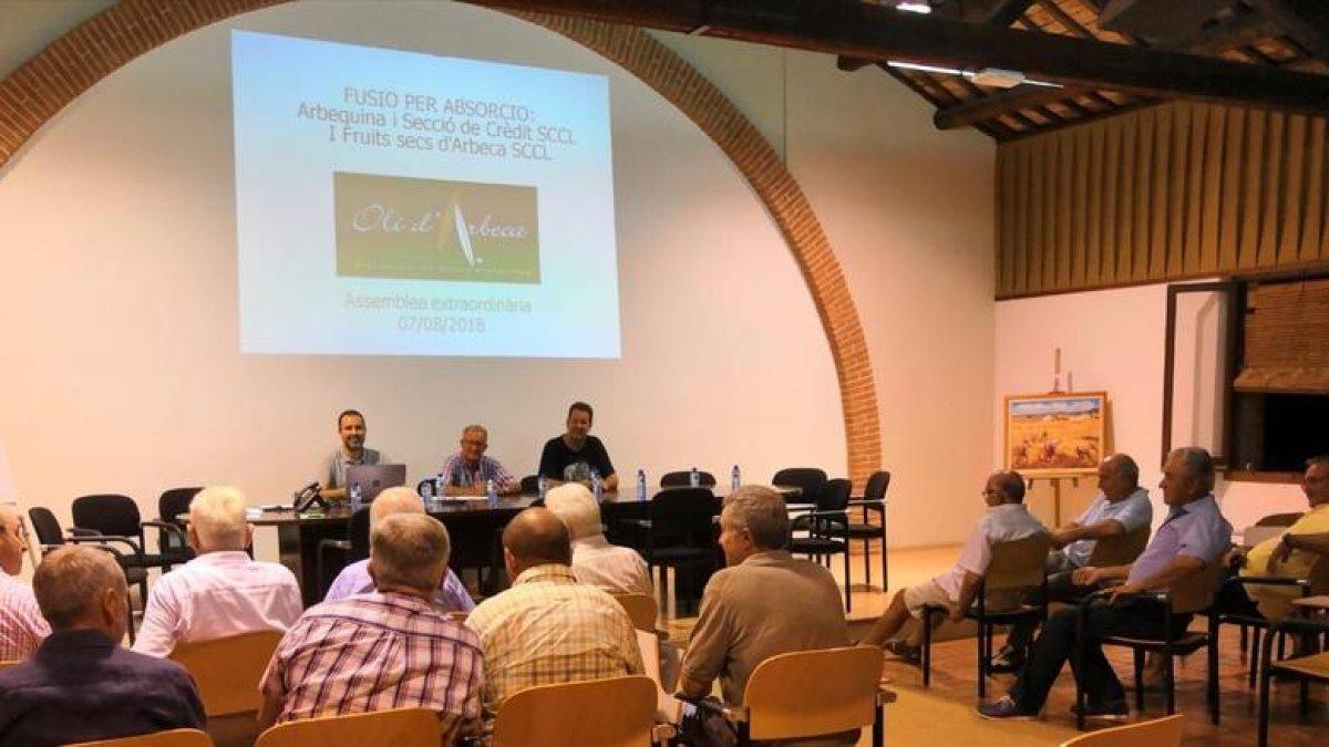 Imatge d’una de les assemblees celebrades ahir que van aprovar la fusió de les cooperatives.