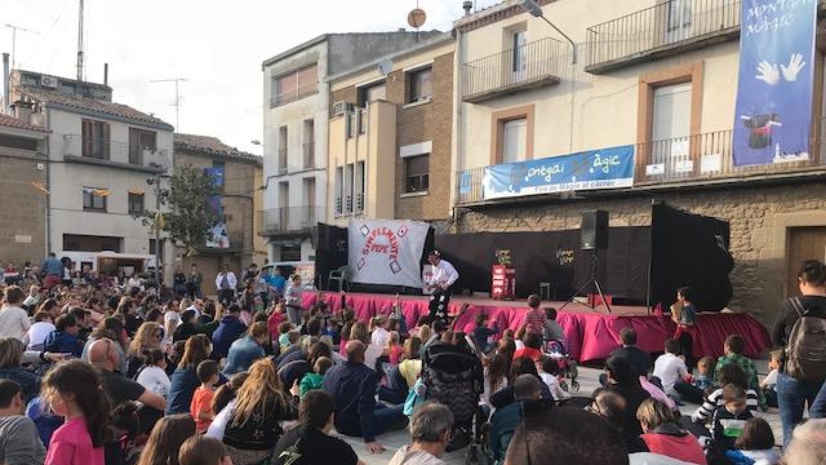 La plaza Prat de la Riba de Montgai se llenó ayer de público en el espectáculo “Simplemente Pepe”.