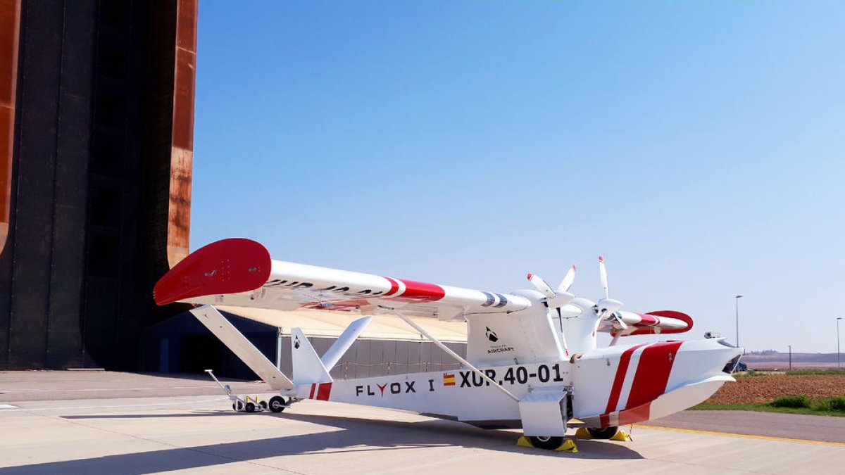 La aeronave no tripulada que la empresa prueba en el interior del aeropuerto de Alguaire.