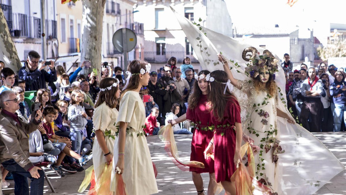 L’espectacle de dansa previ a la piada infantil.