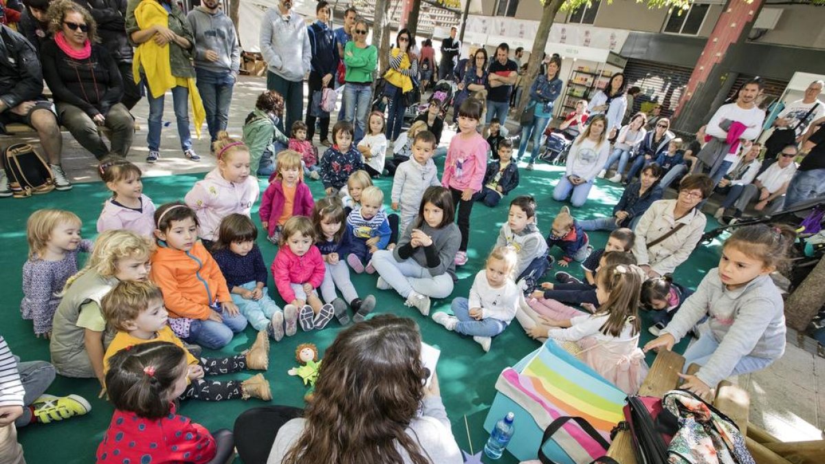 Un taller infantil a la plaça de les Nacions sense Estat.