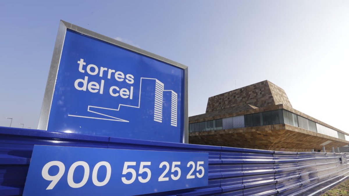 La empresa constructora ha instalado una nueva valla promocional para anunciar su venta.