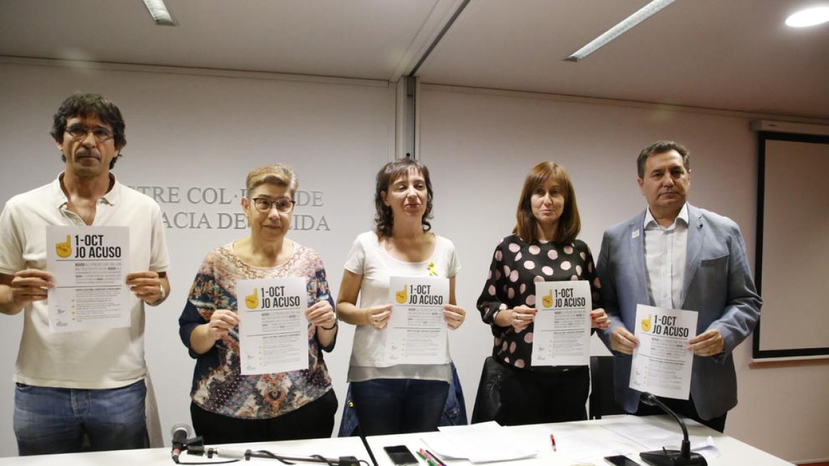 Miembros de los CDR de Lleida y de Advocats per la Democràcia, ayer en la presentación de la campaña.