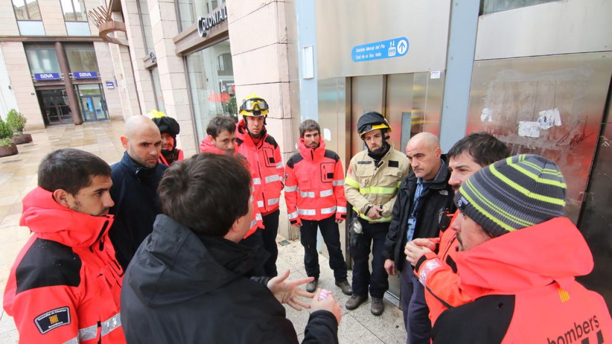 Bombers, ahir al migdia a l’ascensor de la plaça Sant Joan.