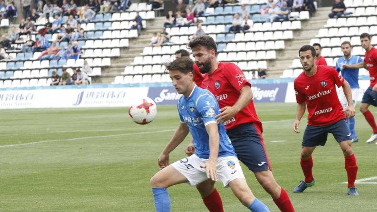 Juanto Ortuño pugna con un jugador del Olot durante el partido del domingo.