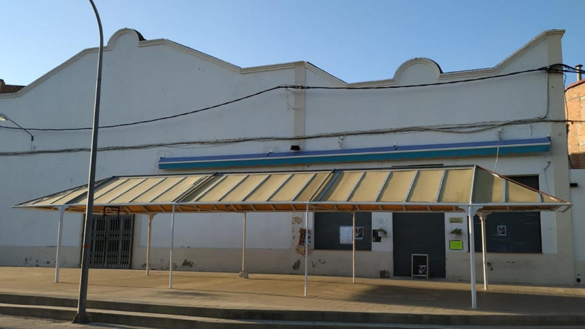 L’edifici de la Societat Cultural Recreativa L’Ateneu, a la cèntrica plaça Planell.
