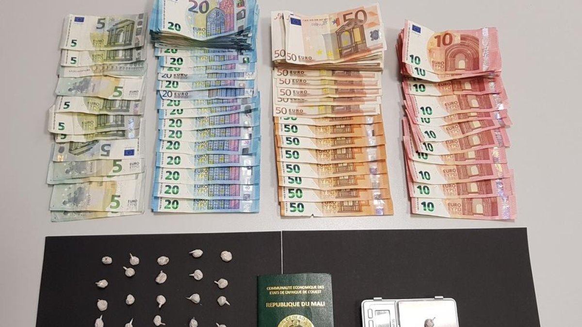 Los Mossos decomisaron 52 gramos de heroína y unos 3.900 €.