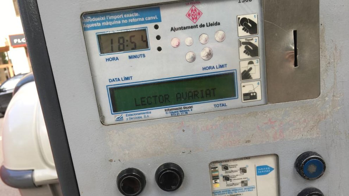 Un parquímetre avariat a l’avinguda del Segre.