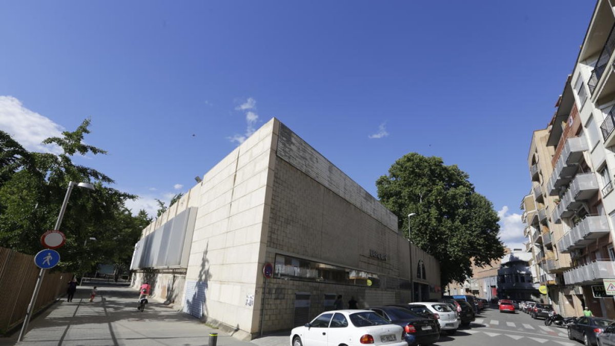 El recinto de las antiguas piscinas de Camps Elisis, situado en la calle Santa Cecília.