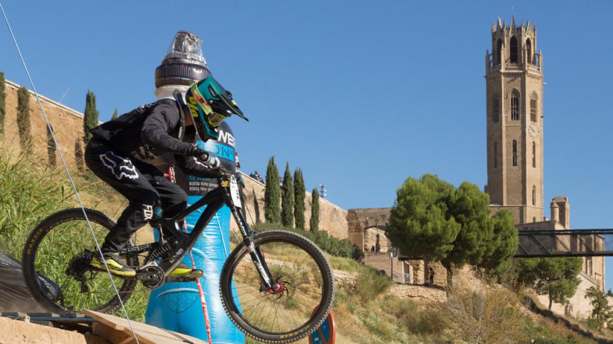 Uno de los participantes de la Lleida Down Town Internacional superando uno de los obstáculos de la prueba con la Seu Vella detrás.