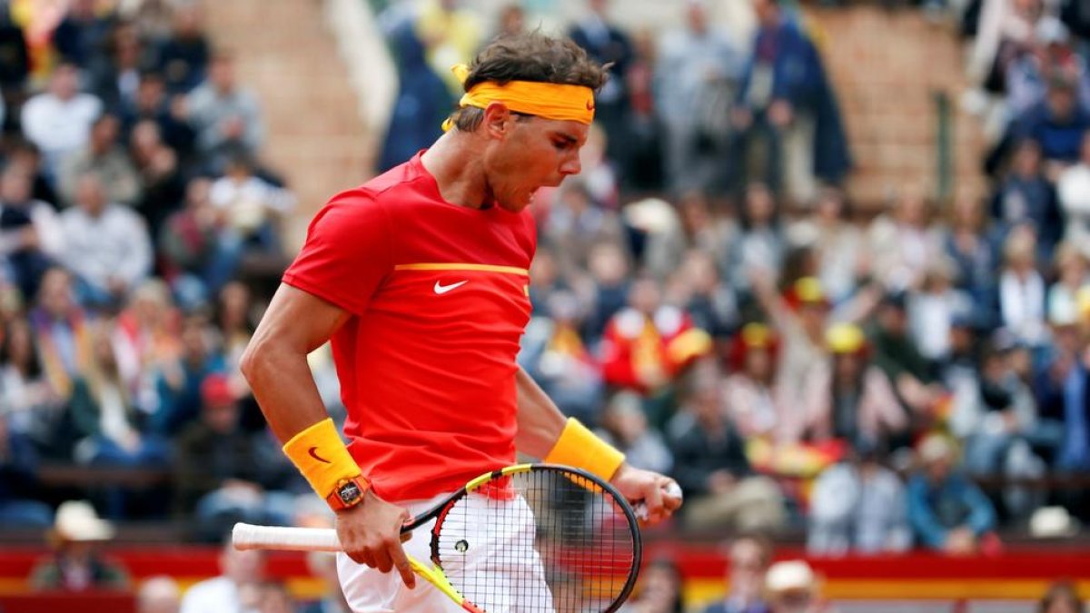 Rafa Nadal, con uno de sus característicos gestos, durante el partido de ayer en Valencia.