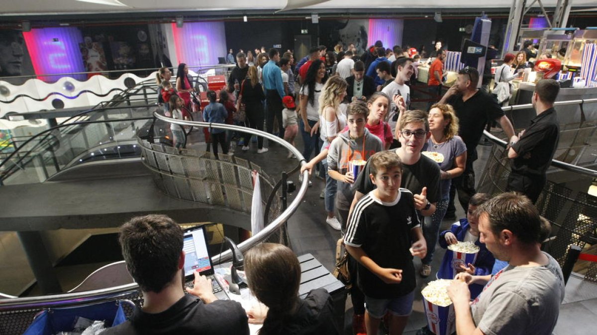 Públic de totes les edats, ahir al complex JCA Alpicat a la primera jornada de la Festa del Cinema.