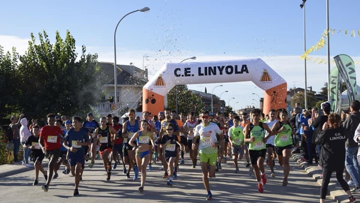 Un grup d’atletes ahir, al moment de prendre la sortida de la Cursa del Caragol.