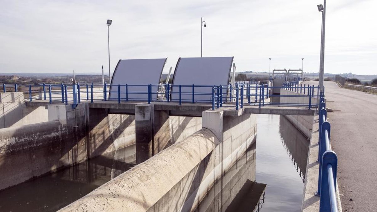 El canal Segarra-Garrigues pasa junto a la potabilizadora de Ratera.