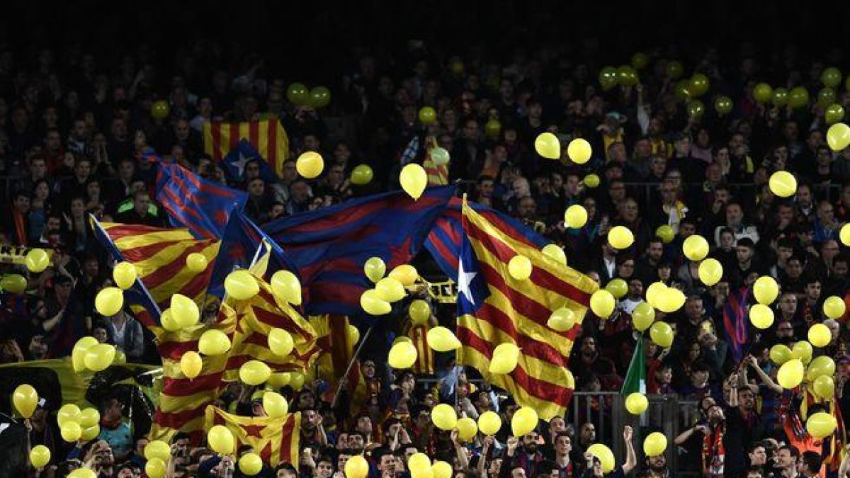 Numerosos aficionados mostraron globos amarillos el miércoles en el Camp Nou.