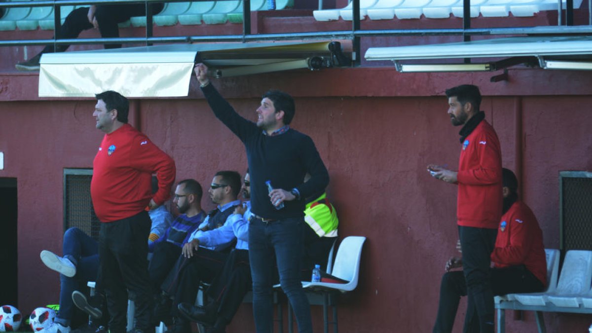Gerard Albadalejo da instrucciones a sus jugadores el pasado domingo en Peralada.