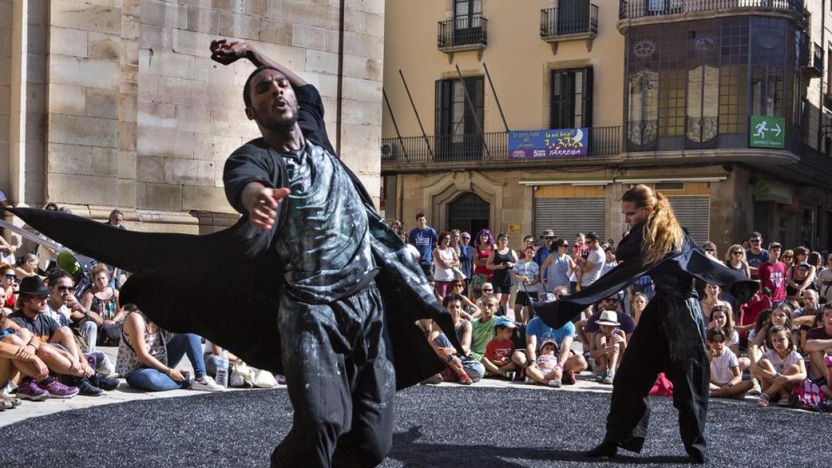 La plaça Major, centre neuràlgic de la Fira, va acollir ahir l’espectacle de dansa ‘Orbis’, de la companyia Humanhood.