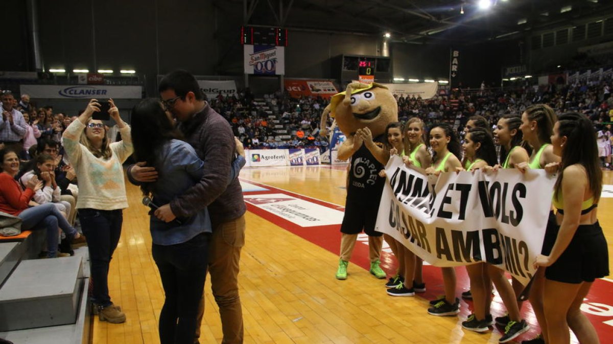 Un seguidor pidió matrimonio a su novio en un descanso.