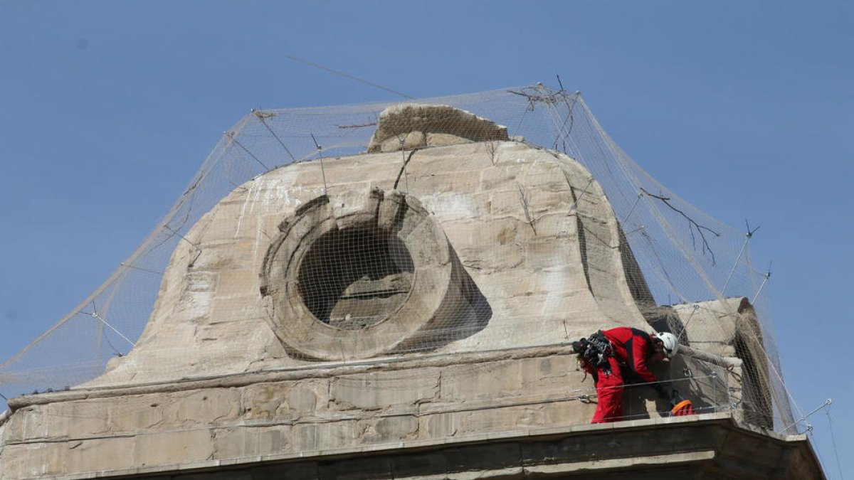 Les xarxes ja 'vesteixen' les cúpules de la Catedral