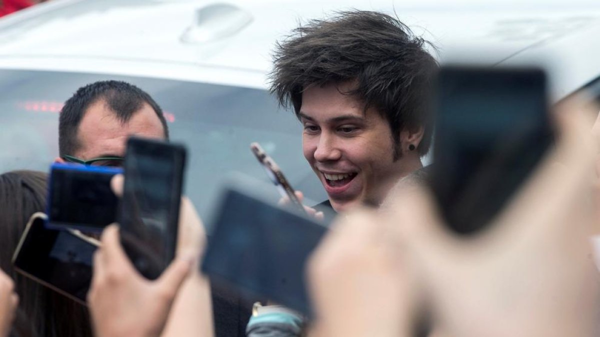 El Rubius, fotografiat ahir per multitud de mòbils a Sitges.