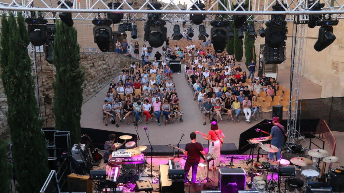 El conjunto leridano Renaldo & Clara abrió anoche, aún con luz diurna, la segunda edición del Seu Vella Music Festival.