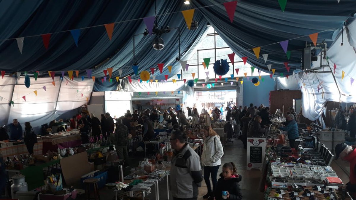 La sala polivalente de Les acogió ayer un mercado con todo de tipo de productos.