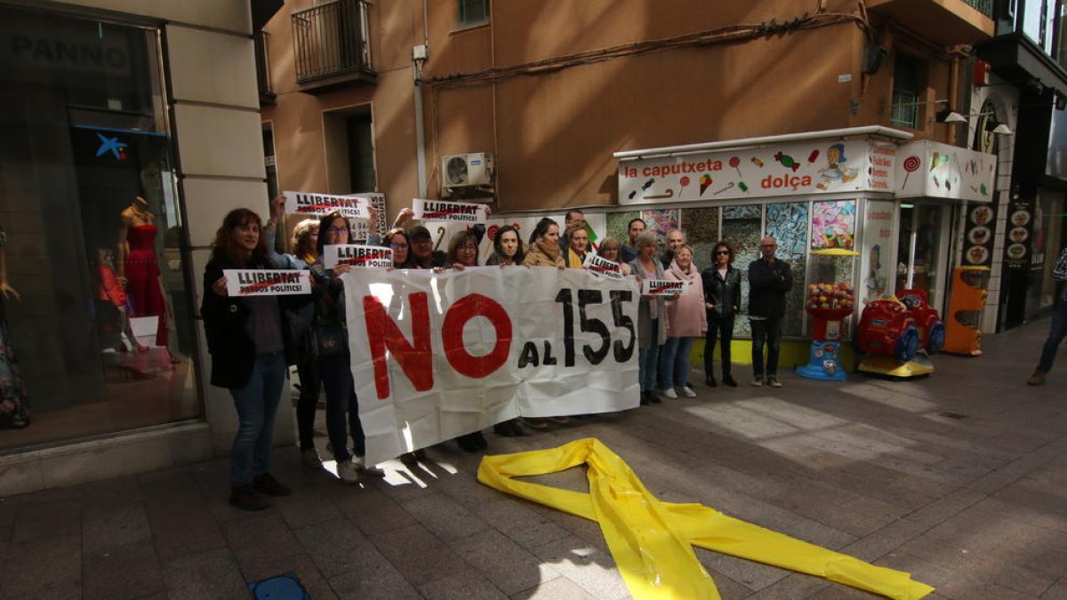 Protesta de funcionarios a favor de la liberación de los “presos políticos”, ayer en el Eix Comercial.