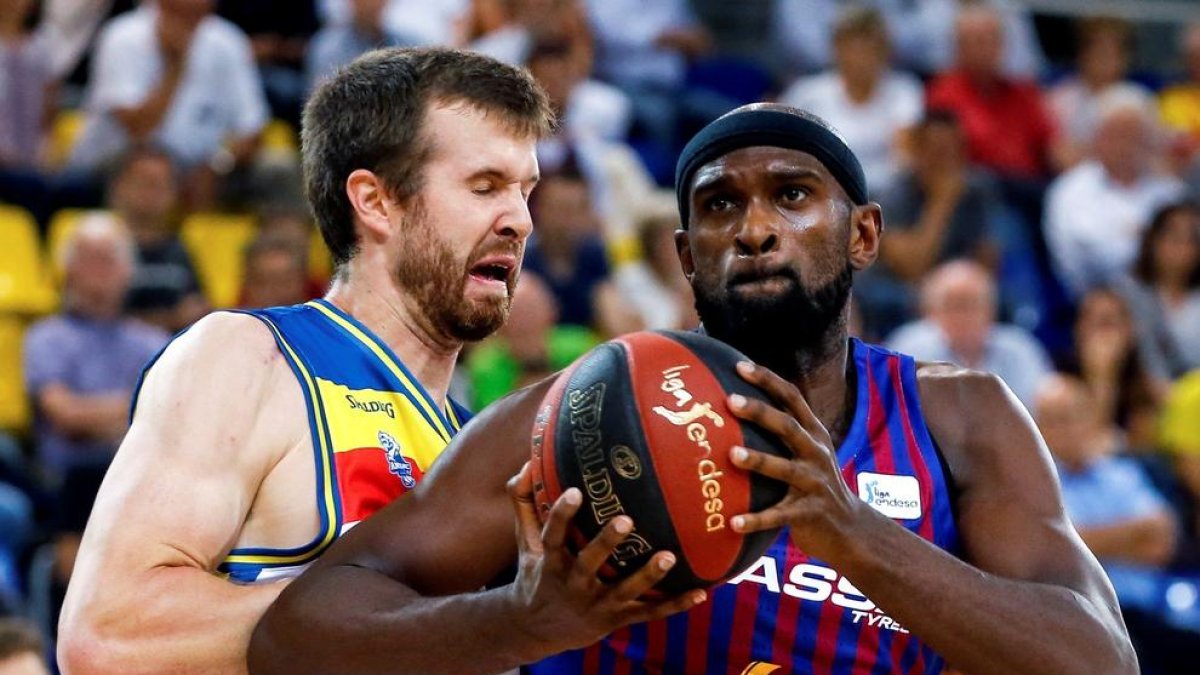 Chris Singleton pugna con John Shurna por un balón.