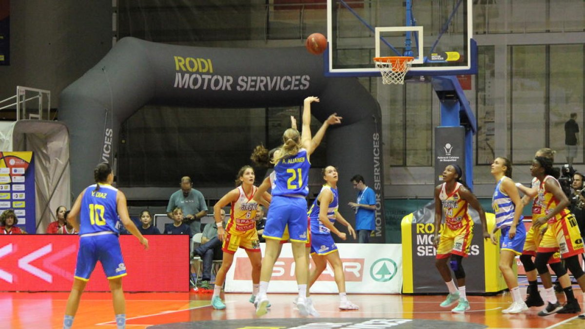 Anniina Aijanen llança una cistella durant la final de la Lliga Catalana disputada a Fontajau.