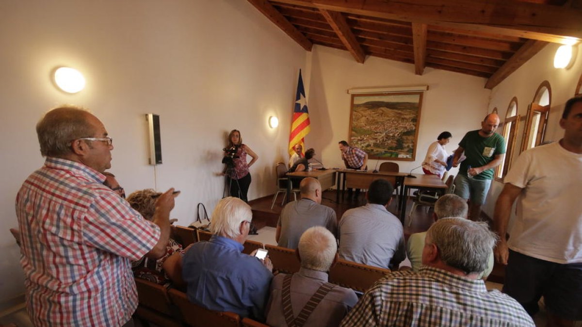 Uno de los plenos con greña, que la alcaldesa abandonó.