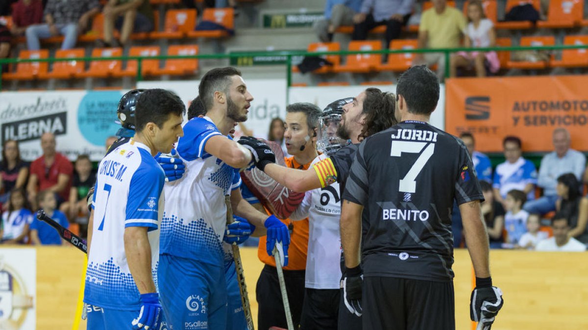 Als minuts finals hi va haver moments de tensió per la duresa d’alguns jugadors del Vic.