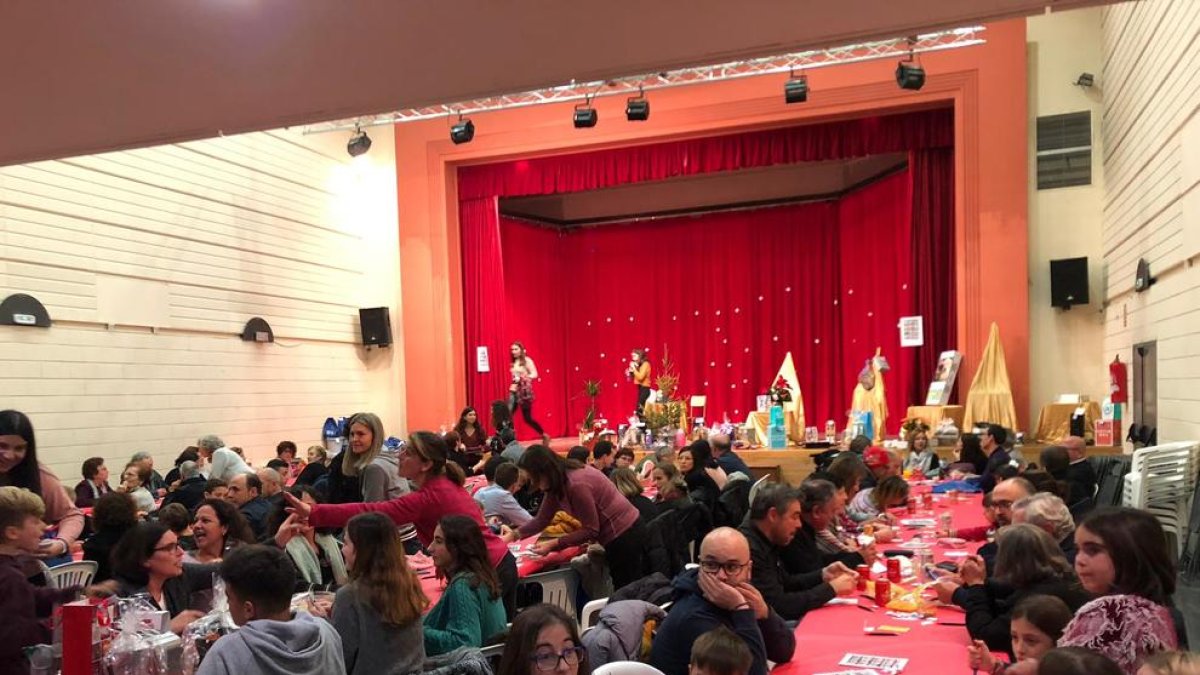 El local social d’aquesta localitat de la Noguera es va quedar petit dijous amb el bingo solidari.