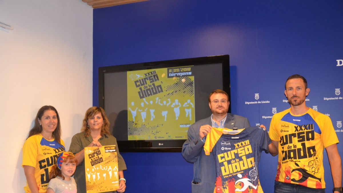 La samarreta d’aquest any, triada per votació a les xarxes, presenta uns llaços grocs a les mànigues.