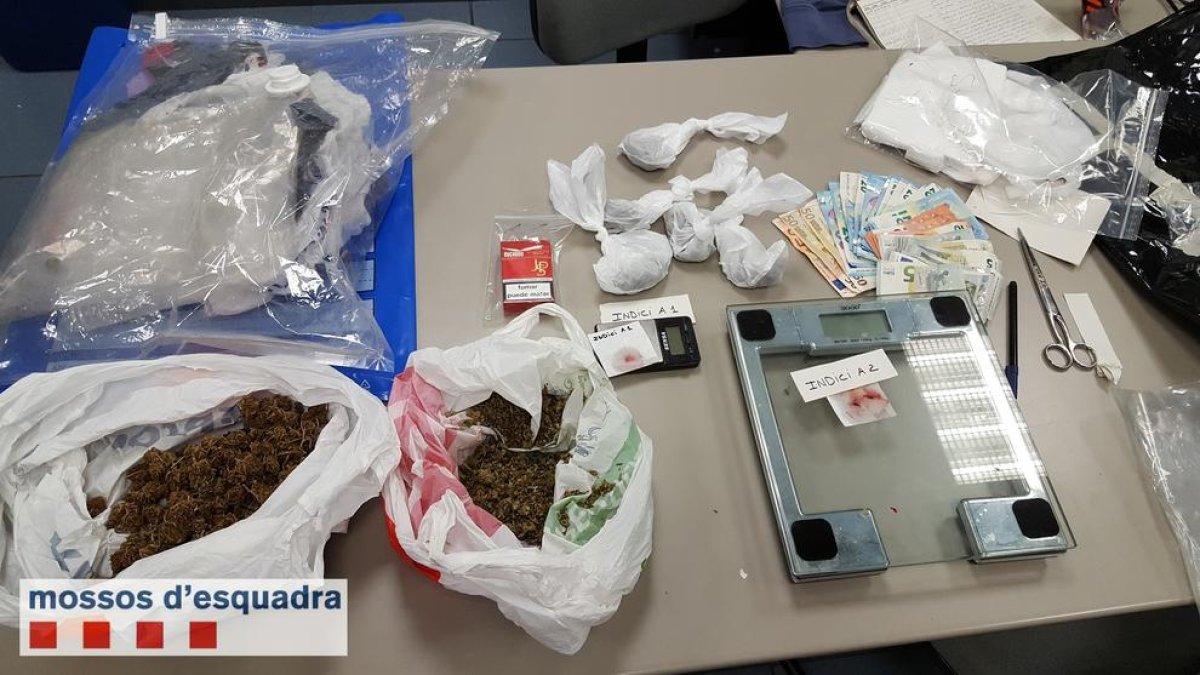 Imagen de la marihuana, dinero y básculas que le decomisaron.