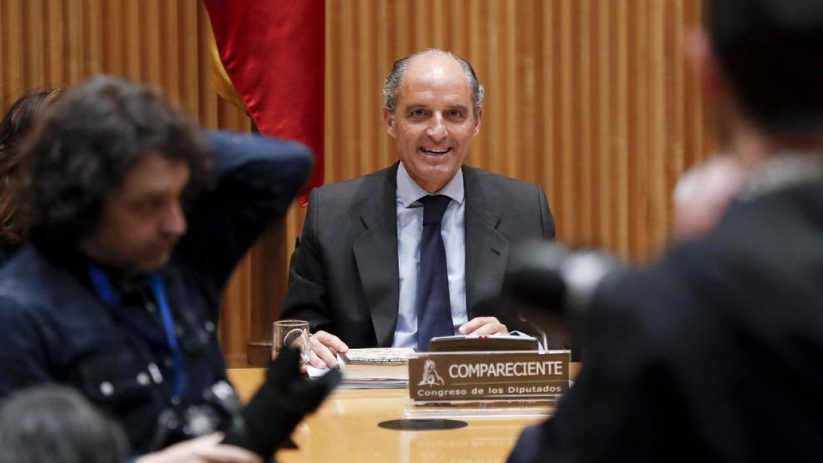 Camps defensa els comptes del PP i diu sentir-se protegit per Rajoy