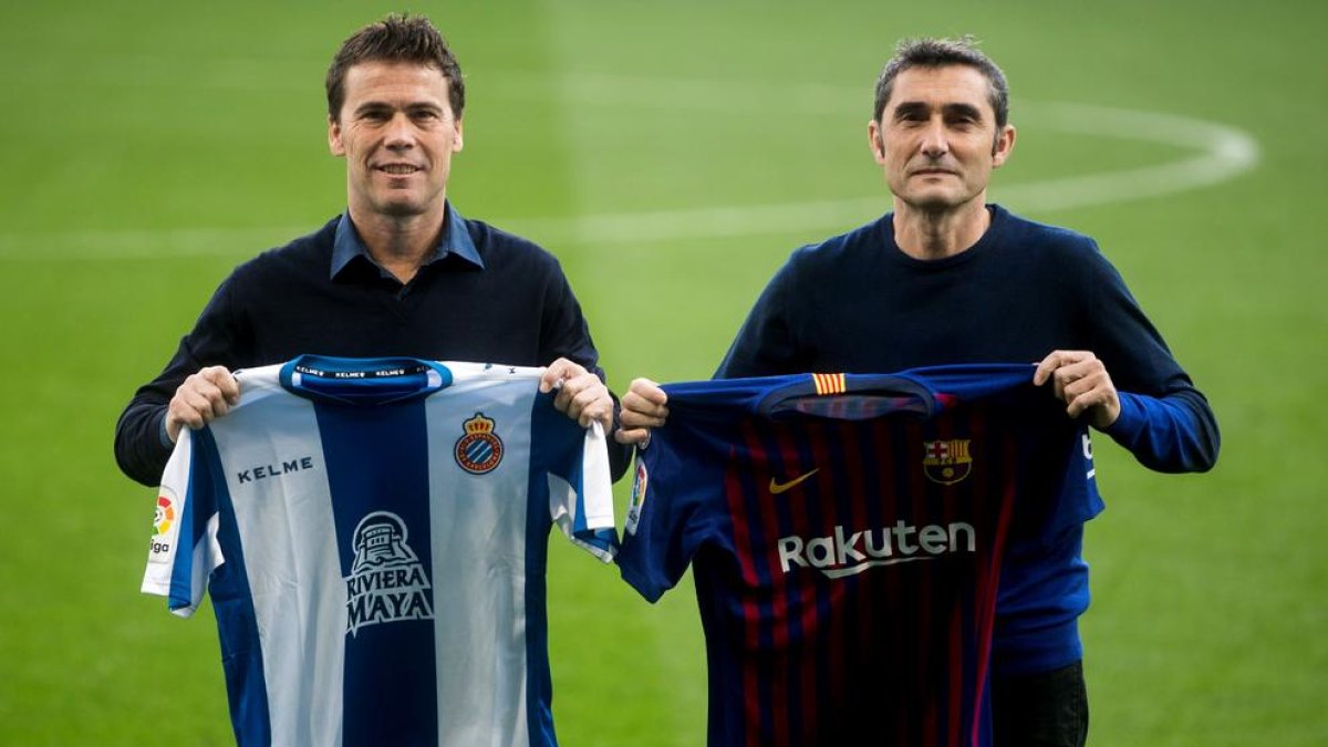Los técnicos del Espanyol, Rubi, y del Barça, Valverde, posaron ayer en un clima de cordialidad.