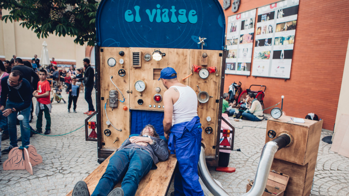‘El viatge’, una singular instal·lació de Tombs Creatius perquè la visquin espectadors d’un en un.