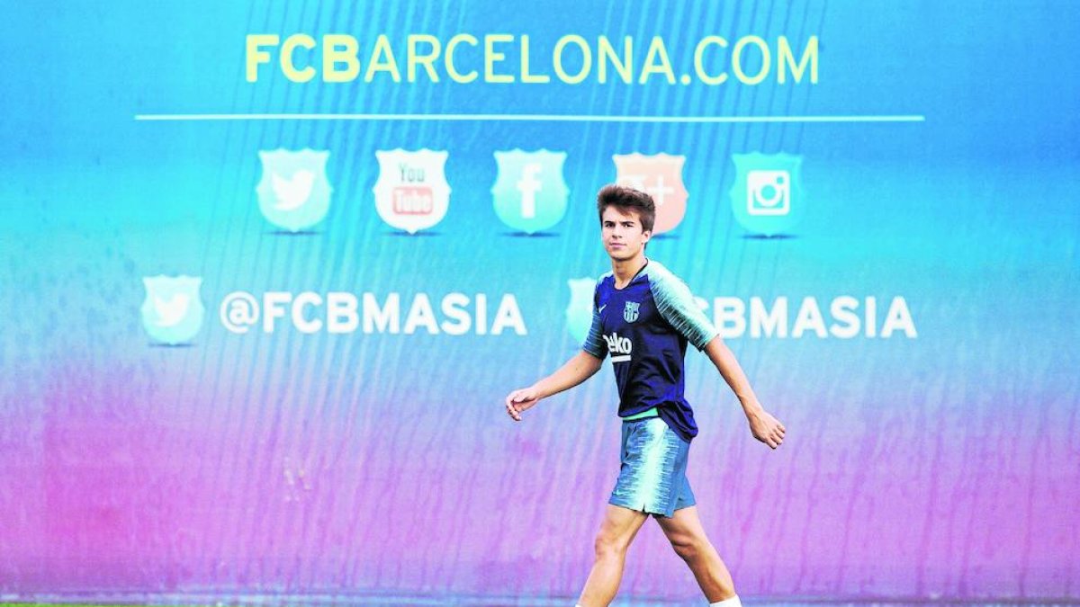 El juvenil Riqui Puig cuenta con la confianza de Valverde y ayer se entrenó con el primer equipo.
