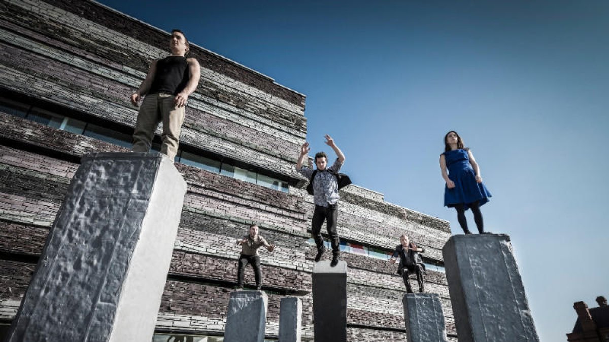 Les companyies britàniques Nofit State Circus & Motionhouse, en el seu espectacle ‘Block’.