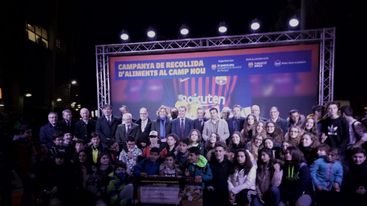 Los peñistas colaboraron en la campaña de recogida de alimentos.